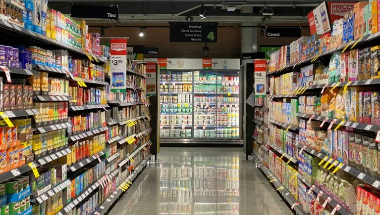 Találtam egy gyémántgyűrűt egy szupermarket polcán, és visszaadtam a tulajdonosának – másnap egy Mercedesben ülő férfi állt az ajtóm előtt.
