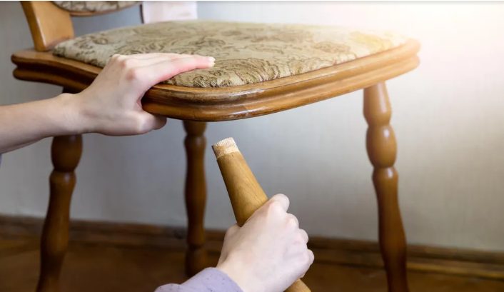Az anyósom 500 dollárt akart tőlem, miután a „antik” széke összetört alattam – azt hittem, az én hibám volt, amíg az apósom fel nem állt.