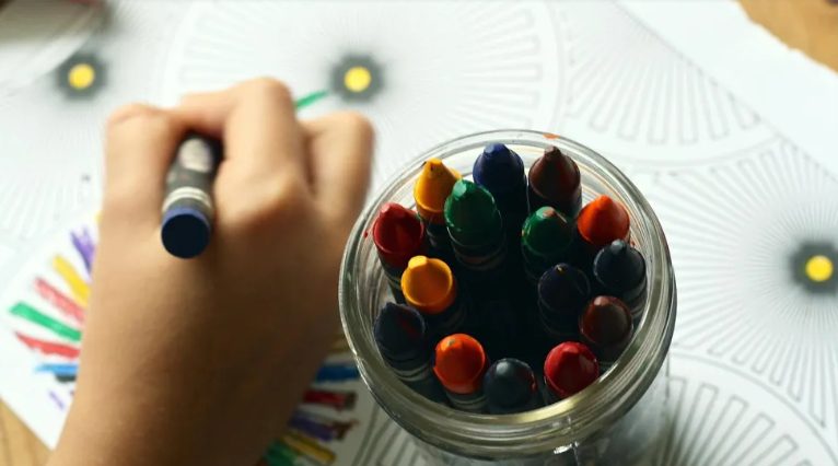 A fiam meghalt, de az 5 éves lányom azt mondta, hogy látta őt a szomszéd ablakában – amikor bekopogtam az ajtón, alig hittem a szememnek.