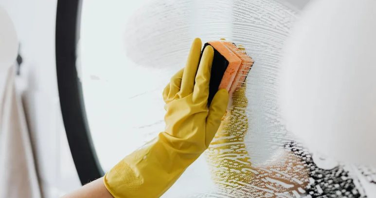 Egy követelőző nő kigúnyolt engem, amiért szobalányként dolgozom egy luxus tengerparti üdülőhelyen — az éjszaka végére mindkettőnk élete teljesen megváltozott.