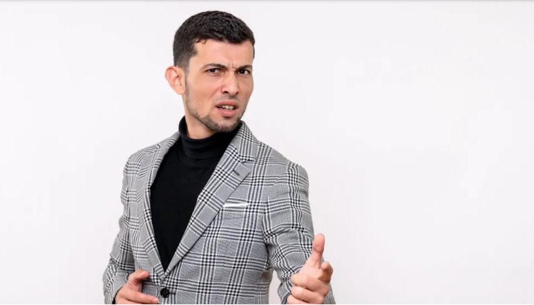 Kihelyeztem magam egy idős takarítónő mellett egy kávézóban, amikor egy gazdag férfi kigúnyolta őt – másnap a főnököm behívatott az irodájába.