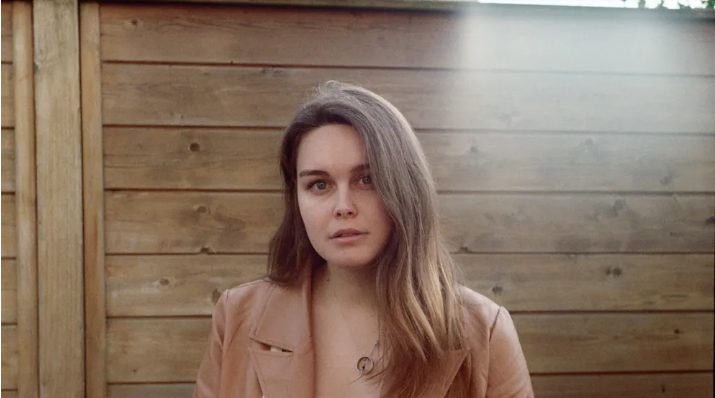 A férj követte a feleségét, és rajtakapta egy nála feleannyi idős férfival – „Várj, magyarázatot adhatok!” mondta az idegen.