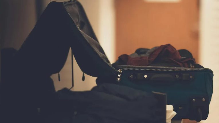 Anyósom megalázta a fiamat, mert meghorgolta az esküvői ruhámat – amit utána a férjem tett, attól még jobban szerettem.