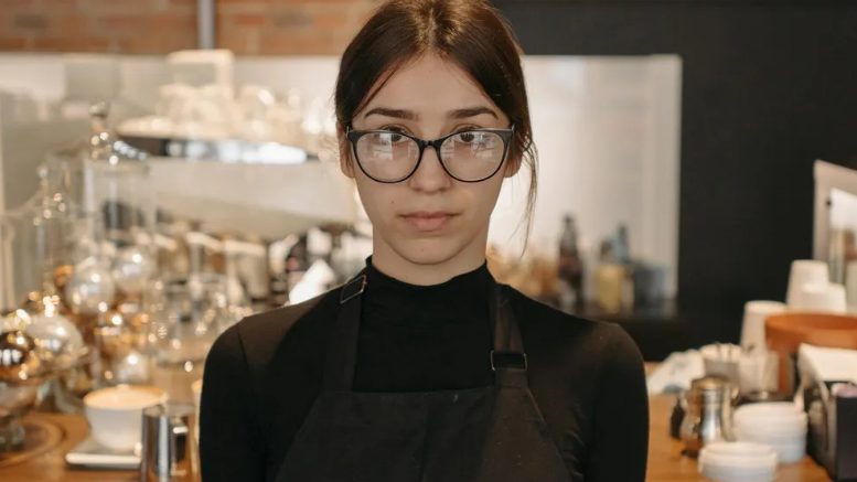 Kényszerítettek engem és a kis unokámat, hogy elhagyjuk a kávézót és kimenjünk az esőbe – aztán beköszöntött az igazság.