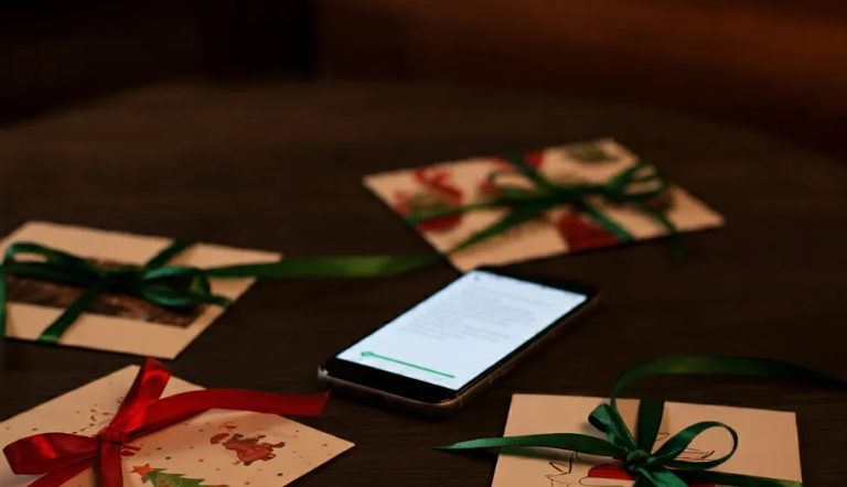 Idén karácsonyi üdvözlőlapokat küldtem szét – és nem sokkal később kaptam egy SMS-t: „Drágám, az nem a férjed van a képen!”