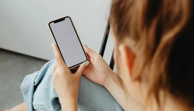 A 10 éves fiam kiállt egy 7 éves szegény kislányért az iskolában, akit egy gazdag üzletember fia zaklatott – A telefonhívás, amit utána kaptam, megrázott.