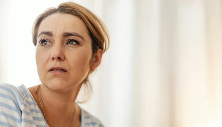 A 10 éves fiam kiállt egy 7 éves szegény kislányért az iskolában, akit egy gazdag üzletember fia zaklatott – A telefonhívás, amit utána kaptam, megrázott.