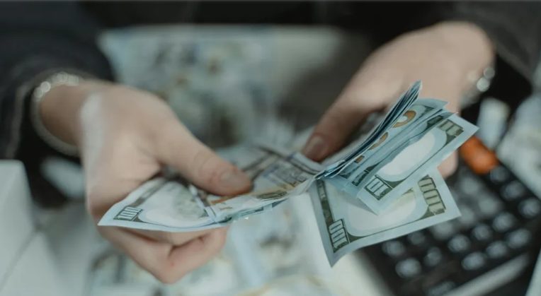 A férjem lányának egy baleset után drága terápiára volt szüksége – egy évvel később kiderült, hová folyt valójában a pénz.