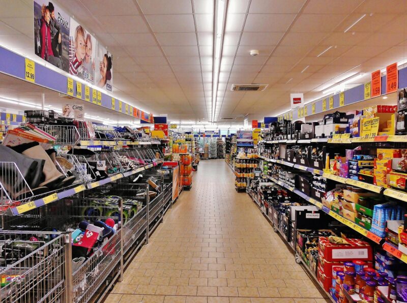 A szupermarketben fizettem egy nélkülöző néniért – három nappal később az eladó a legutolsó kérésével állt az ajtóm előtt