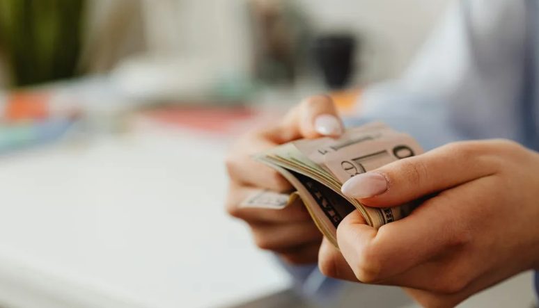 Adtam 4 dollárt egy fáradt anyukának a benzinkúton – egy héttel később egy boríték érkezett hozzám a munkahelyemre