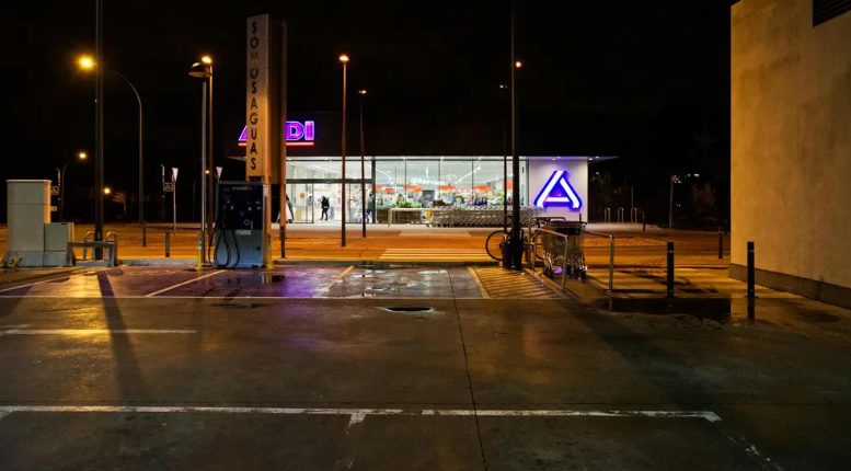 Adtam enni egy éhes veteránnak és a kutyájának – egy hónappal később a főnököm dühösen berángatott az irodájába, és az egész életem a feje tetejére állt.