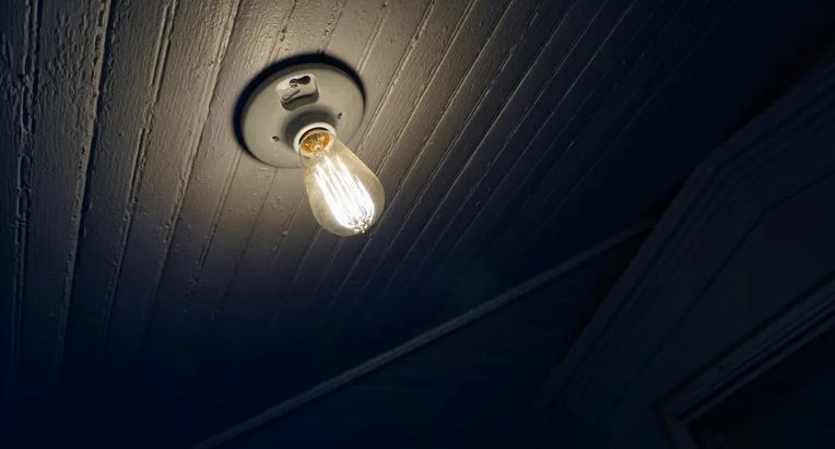 Segítettem egy idős néninek, aki elesett egy élelmiszerboltban és elejtette az almáit – másnap a biztonságiak behurcoltak a hátsó helyiségbe.