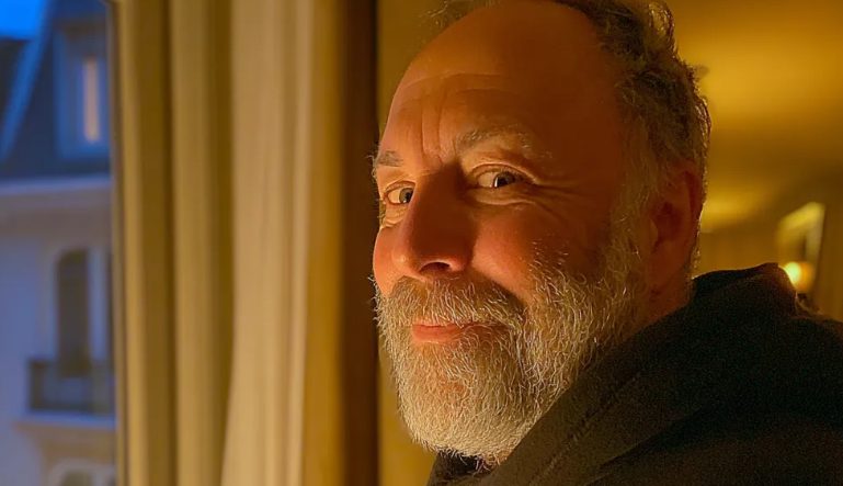 Négy testvért fogadtam örökbe, akiket szét akartak választani – egy évvel később egy idegen jelent meg és felfedte az igazságot a biológiai szüleikről