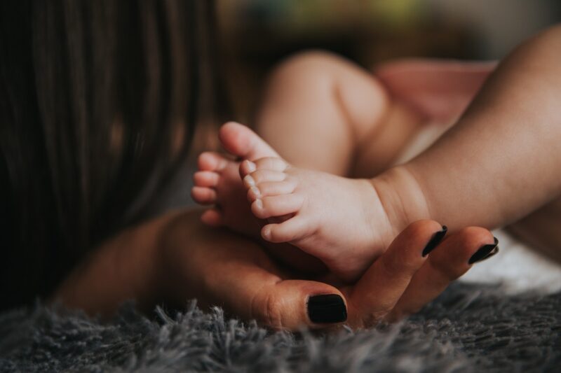 Amikor az újszülöttünkkel visszatértem a kórházból, a férjem már kicseréltette a zárakat – húsz órával később ordítva és dörömbölve bukkant fel.