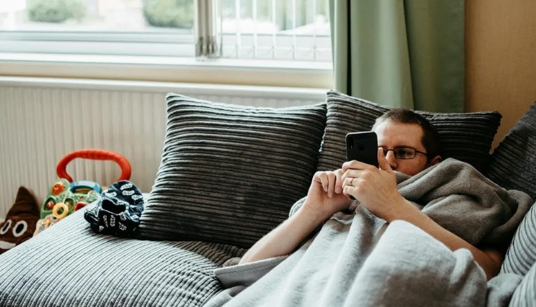 Négy testvért fogadtam örökbe, akiket szét akartak választani – egy évvel később egy idegen jelent meg és felfedte az igazságot a biológiai szüleikről