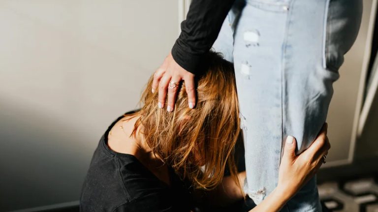 Azt hittem, a legszeretőbb családba házasodtam be – amíg egy elképzelhetetlen ajánlat mindent megváltoztatott. Ami anyósom nagylelkű gesztusaként indult, az életünk legnagyobb harcává vált.
