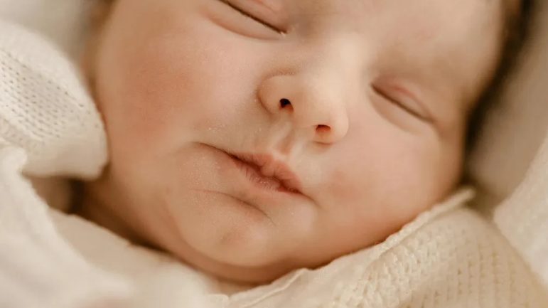 Amikor az újszülöttünkkel visszatértem a kórházból, a férjem már kicseréltette a zárakat – húsz órával később ordítva és dörömbölve bukkant fel.