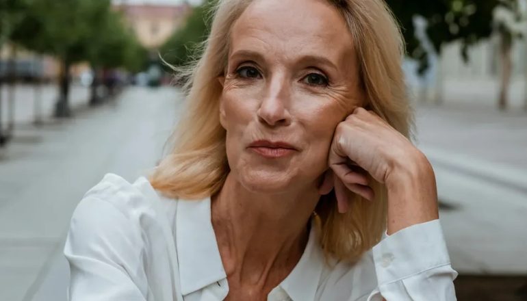 Anyósom azt mondta a családja nőtagjainak, hogy az esküvőmre FEHÉR ruhát viseljenek – azt várta, hogy összeomlok, de a beszédem mindenkit meglepett / elképesztett.