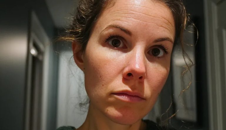 Karácsonyra hazamentem a szüleimhez, csak hogy kiderüljön: a nővérem kidobta őket a saját házukból, és a garázsban lakatták őket – ez volt a legnagyobb hibája.
