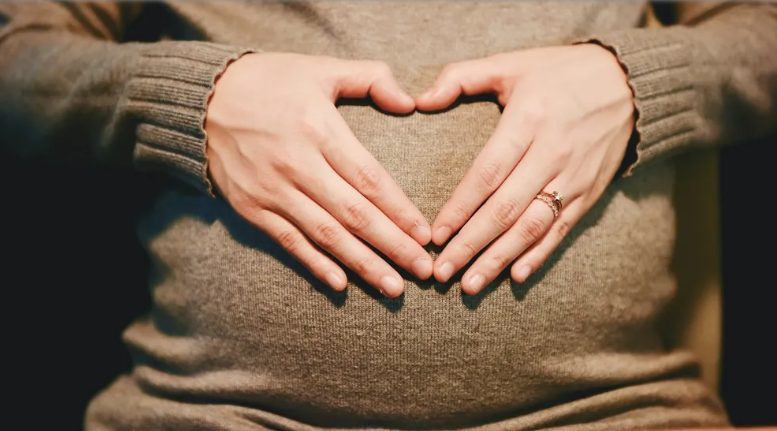 Férjem a szülőszobában anyámnak adta át a kanapé-helyét, és helyette fiúkirándulásra ment – egy lecke, amit soha nem fog elfelejteni.