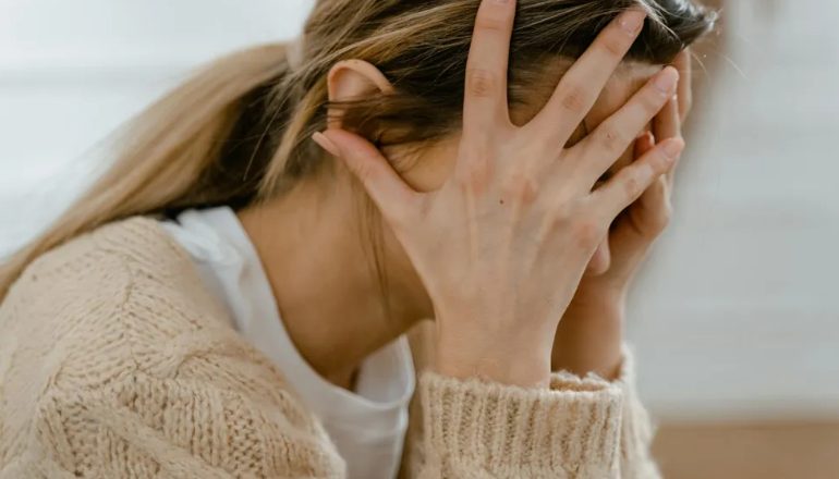 Anyósom azt mondta a családja nőtagjainak, hogy az esküvőmre FEHÉR ruhát viseljenek – azt várta, hogy összeomlok, de a beszédem mindenkit meglepett / elképesztett.