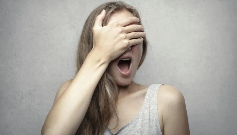 Anyósom azt mondta a családja nőtagjainak, hogy az esküvőmre FEHÉR ruhát viseljenek – azt várta, hogy összeomlok, de a beszédem mindenkit meglepett / elképesztett.