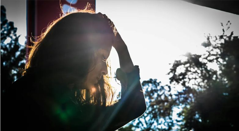 Iskolabusz-sofőr voltam, amikor egy hatéves fiút találtam, aki éjszaka egyedül kóborolt – 13 évvel később egy nő jött, hogy elvigye