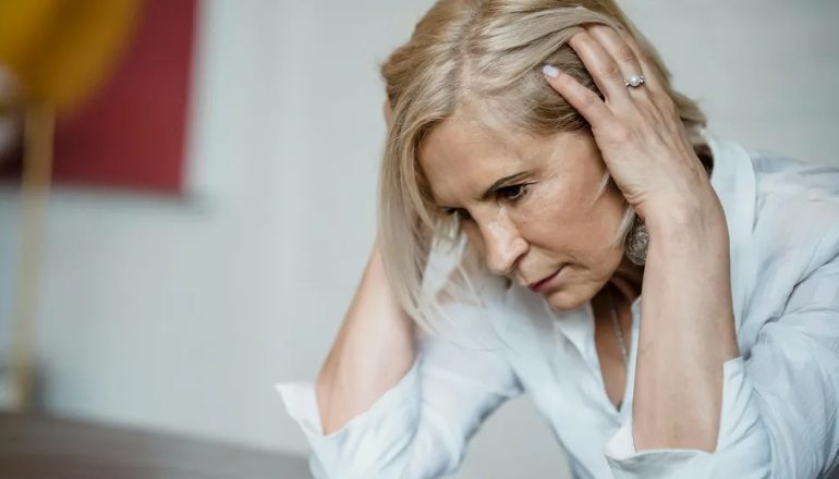 Jogtalan nő „rúdnak” nevezett, egy 72 éves pincérnőt, és otthagyta a 112 dolláros számlát – Megmutattam neki, hogy rossz nagymamát választott