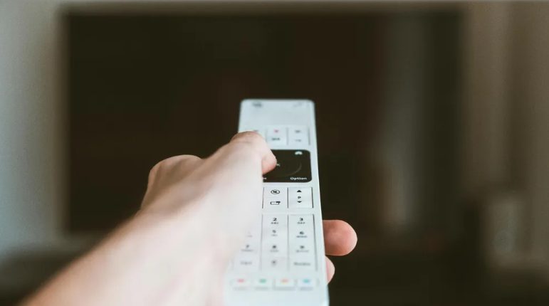 Kiálltam egy idős takarítónő mellett egy kávézóban, amikor egy gazdag férfi gúnyolódott vele – másnap a főnököm behívatott az irodájába.