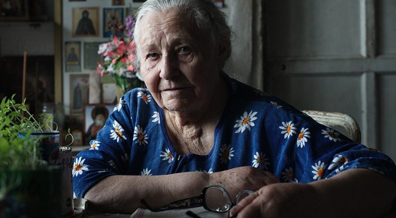 Nagynéném levette a nagyi gyémántgyűrűjét az ujjáról a halálos ágyán — két nappal a temetés után érkezett egy csomag, amitől elsápadt.