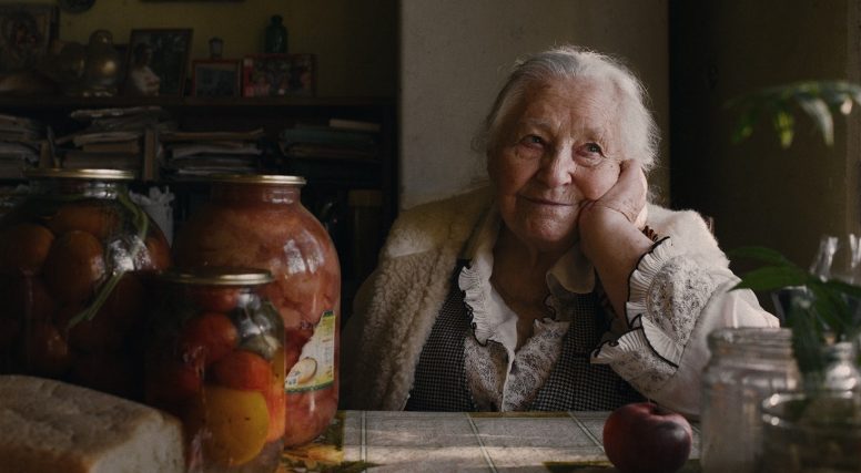 Nagynéném levette a nagyi gyémántgyűrűjét az ujjáról a halálos ágyán — két nappal a temetés után érkezett egy csomag, amitől elsápadt.