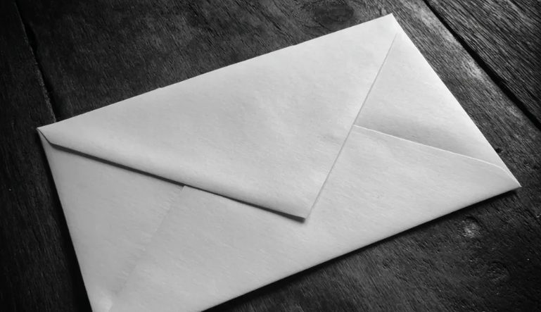 Férjhez mentem ahhoz a férfihoz, akivel az árvaházban nőttem fel – esküvőnk reggelén kopogtatott egy idegen, és teljesen felforgatta az életünket.