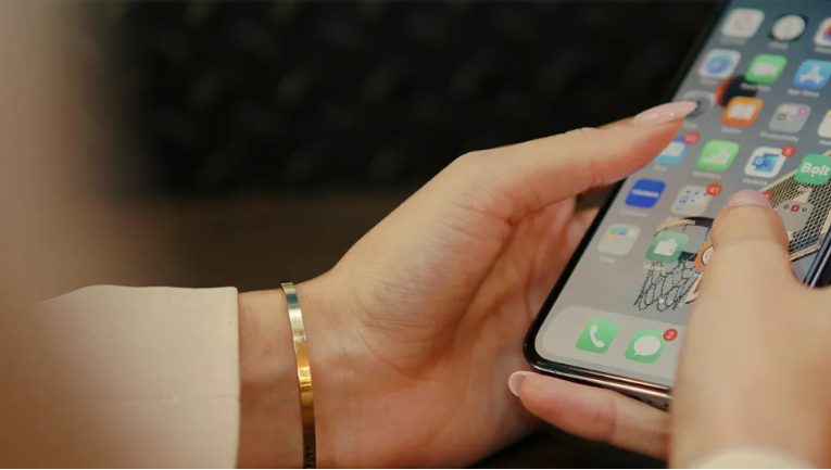 Nagymamám egy évvel a halála után ragaszkodott hozzá, hogy ültessem át a kedvenc rózsáját – Nem számítottam rá, mit rejtett el alatta
