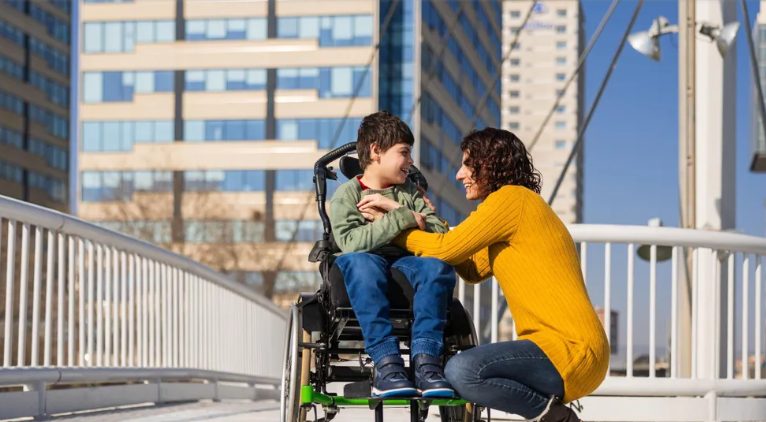 A nővérem otthagyta fogyatékos fiát egy jobb életért, ezért egyedül neveltem fel őt – évek múlva az ajtóm előtt állt.