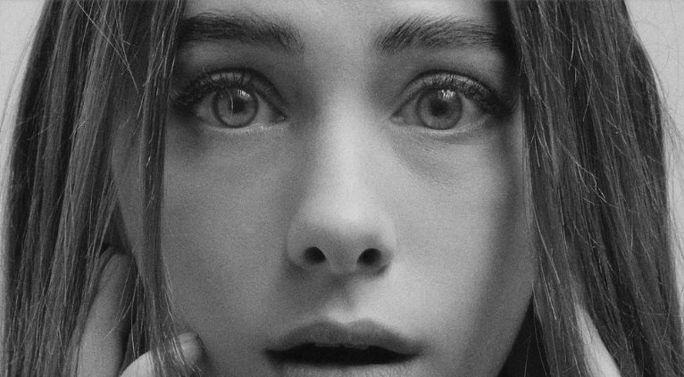 A nővérem otthagyta fogyatékos fiát egy jobb életért, ezért egyedül neveltem fel őt – évek múlva az ajtóm előtt állt.