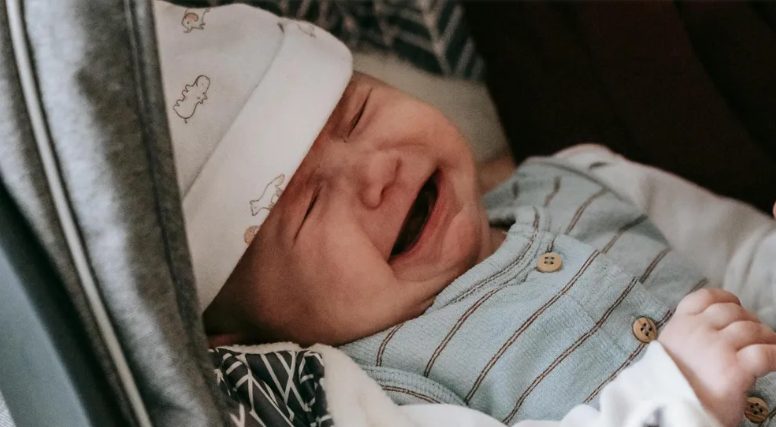Kikényszerítettek engem és az unokámat a kávézóból az esőbe – aztán belépett az igazság.