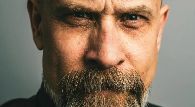 Kikényszerítettek engem és az unokámat a kávézóból az esőbe – aztán belépett az igazság.