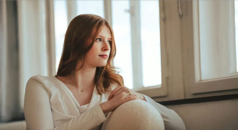 Érkeztem a szállodába, és megláttam a férjemet egy másik nővel – majdnem összeestem, amikor meghallottam az igazságot
