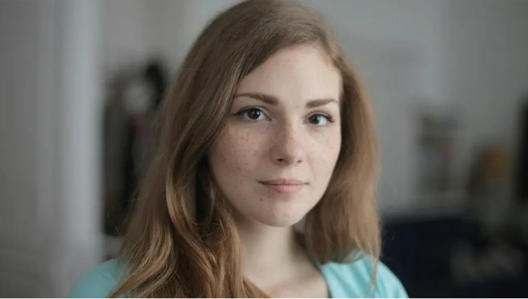 Nagymamám egy évvel a halála után ragaszkodott hozzá, hogy ültessem át a kedvenc rózsáját – Nem számítottam rá, mit rejtett el alatta