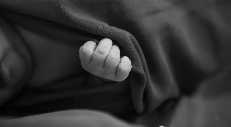 Kikényszerítettek engem és az unokámat a kávézóból az esőbe – aztán belépett az igazság.