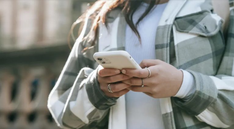 A nővérem otthagyta fogyatékos fiát egy jobb életért, ezért egyedül neveltem fel őt – évek múlva az ajtóm előtt állt.