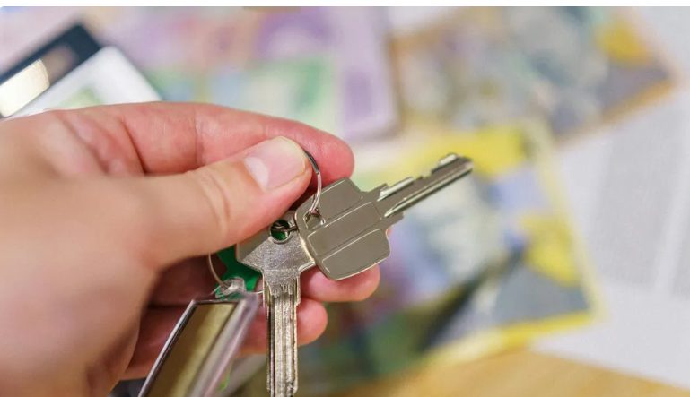 Hálaadáskor anyósom azt mondta, hogy „szégyen” vagyok a családra, mert nincs gyerekem – aztán apósom megszólalt.
