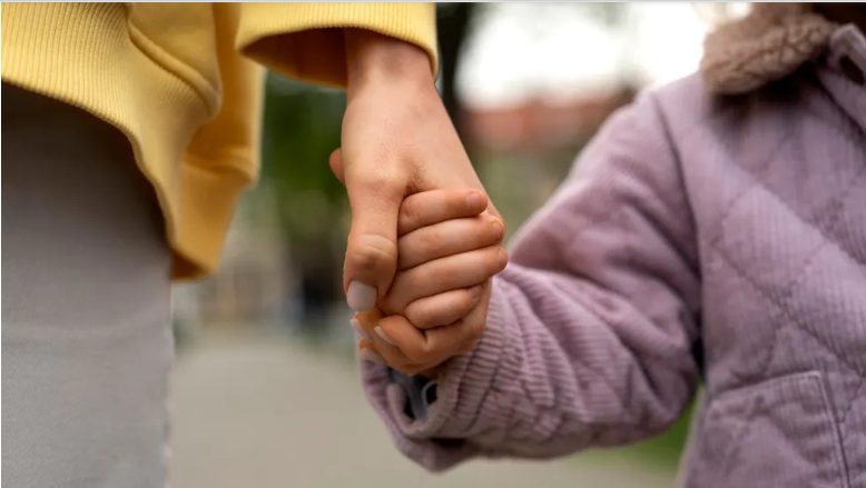 A férjem, akivel 39 éven át voltunk házasok, mindig zárva tartott egy szekrényt – a halála után fizettem egy lakatosnak, hogy kinyissa, és bárcsak ne tettem volna.