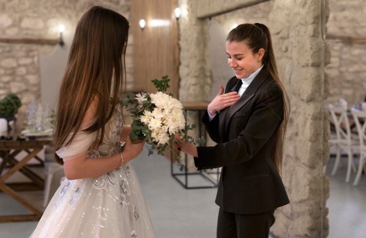 Számára egy pincérnőt vettem feleségül a szigorú szüleim ellenére – Az esküvői éjszakánkon sokkolt, amikor ezt mondta: „Ígérd meg, hogy nem sikítasz, amikor ezt megmutatom neked”