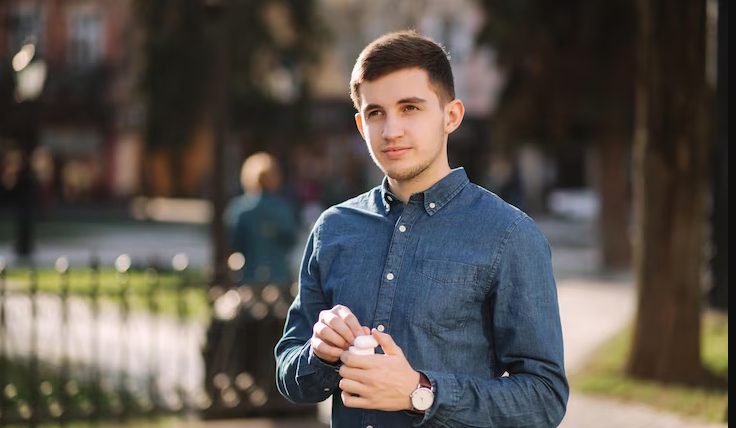 Láttam egy hajléktalant, aki a hiányzó fiam kabátját viselte – Utána mentem egy elhagyatott házhoz, és az, amit bent találtam, majdnem összeesett tőle
