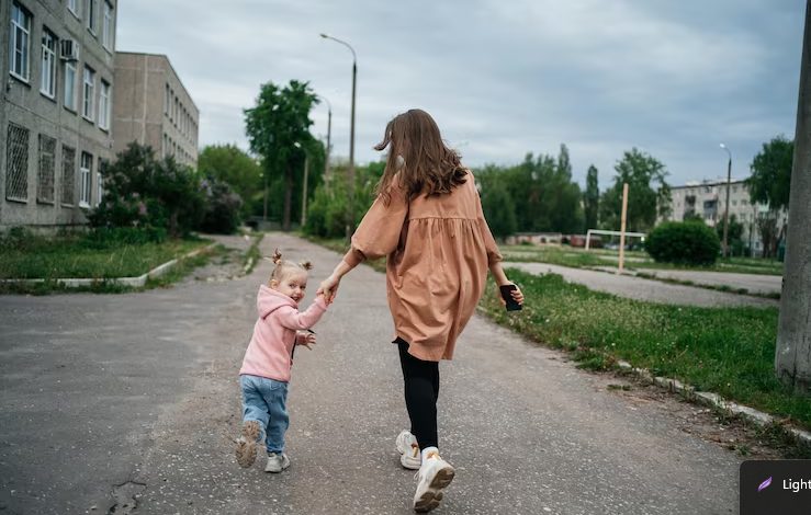 Az anyósom kidobott engem az újszülöttemmel – de később sírva jött vissza és könyörgött, hogy bocsássak meg neki