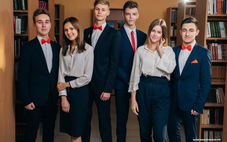 Apám egyedül nevelt fel, miután a biológiai anyám 3 hónapos koromban otthagyott a bicikli kosarában – 18 évvel később megjelent a ballagási ünnepségemen.