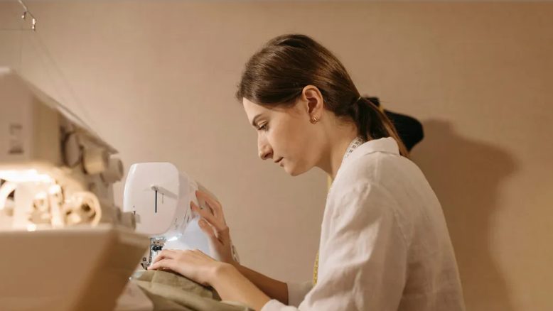 Az anyám csak 3 nappal a halála előtt varrt nekem egy esküvői ruhát – nem tudtam megbocsátani, ami közvetlenül a ceremónia előtt történt vele.