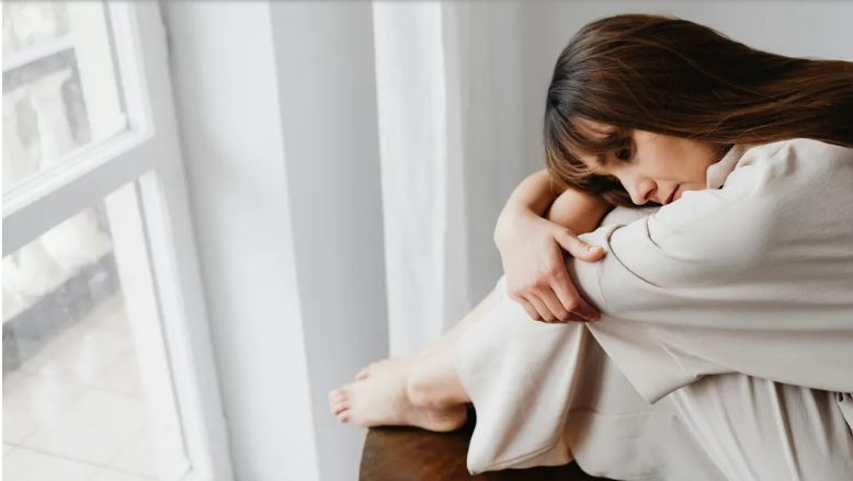 A férjem, akivel 39 éven át voltunk házasok, mindig zárva tartott egy szekrényt – a halála után fizettem egy lakatosnak, hogy kinyissa, és bárcsak ne tettem volna.
