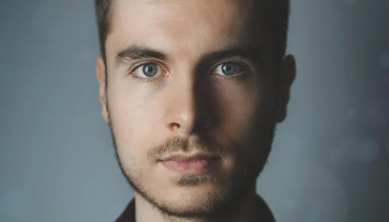 A nagybátyám nevelt fel, miután a szüleim meghaltak – egészen a haláláig, amikor kiderült az igazság, amit évekig titkolt.